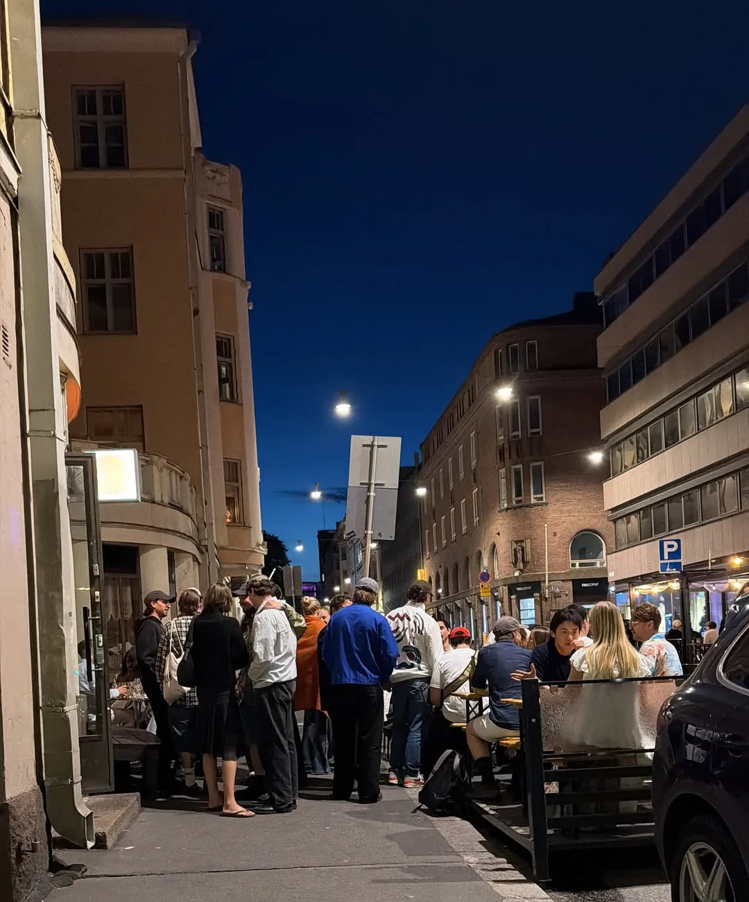 Gente en la calle de noche en Helsinki.
