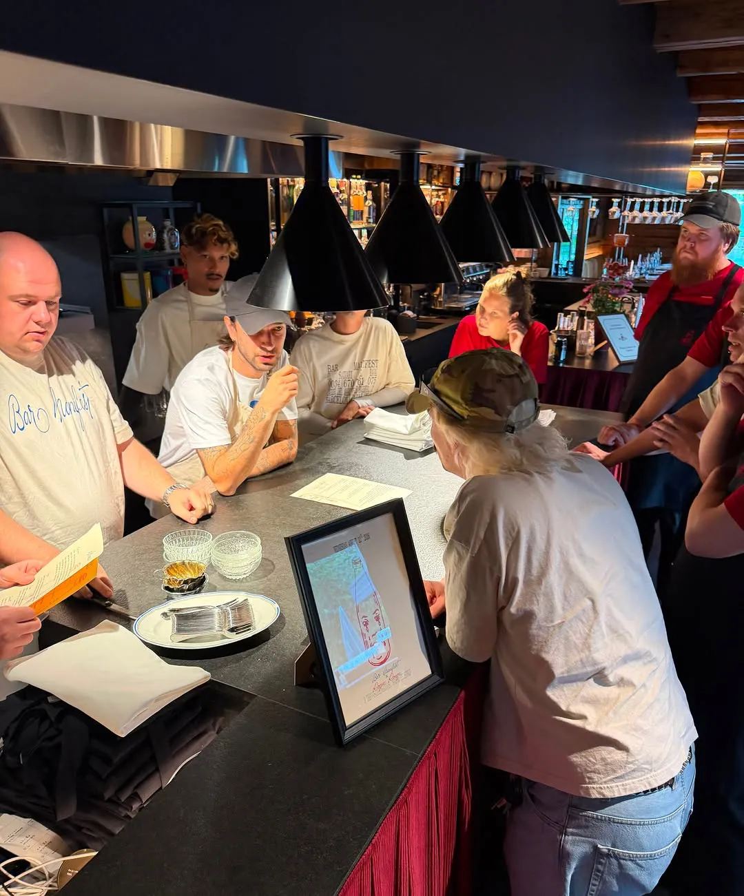 La barra llena durante el pop-up de Helsinki.
