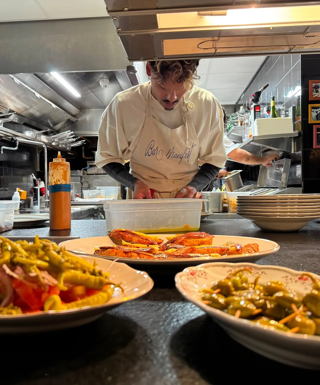 Cocinando en la cocina de Helsinki, con platos listos para salir.