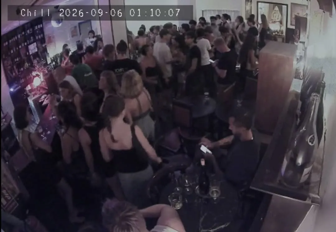 El bar lleno de gente, de noche.
