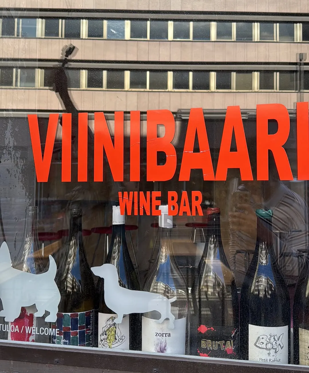 El rótulo rojo de un viinibaari, un bar de vinos, en Helsinki.