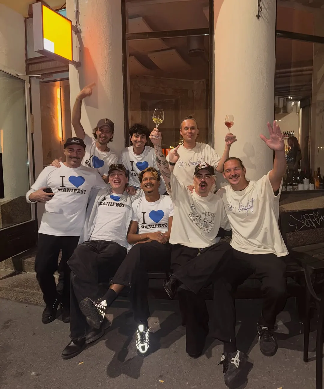 El equipo de Manifest celebrando en una calle de Helsinki.