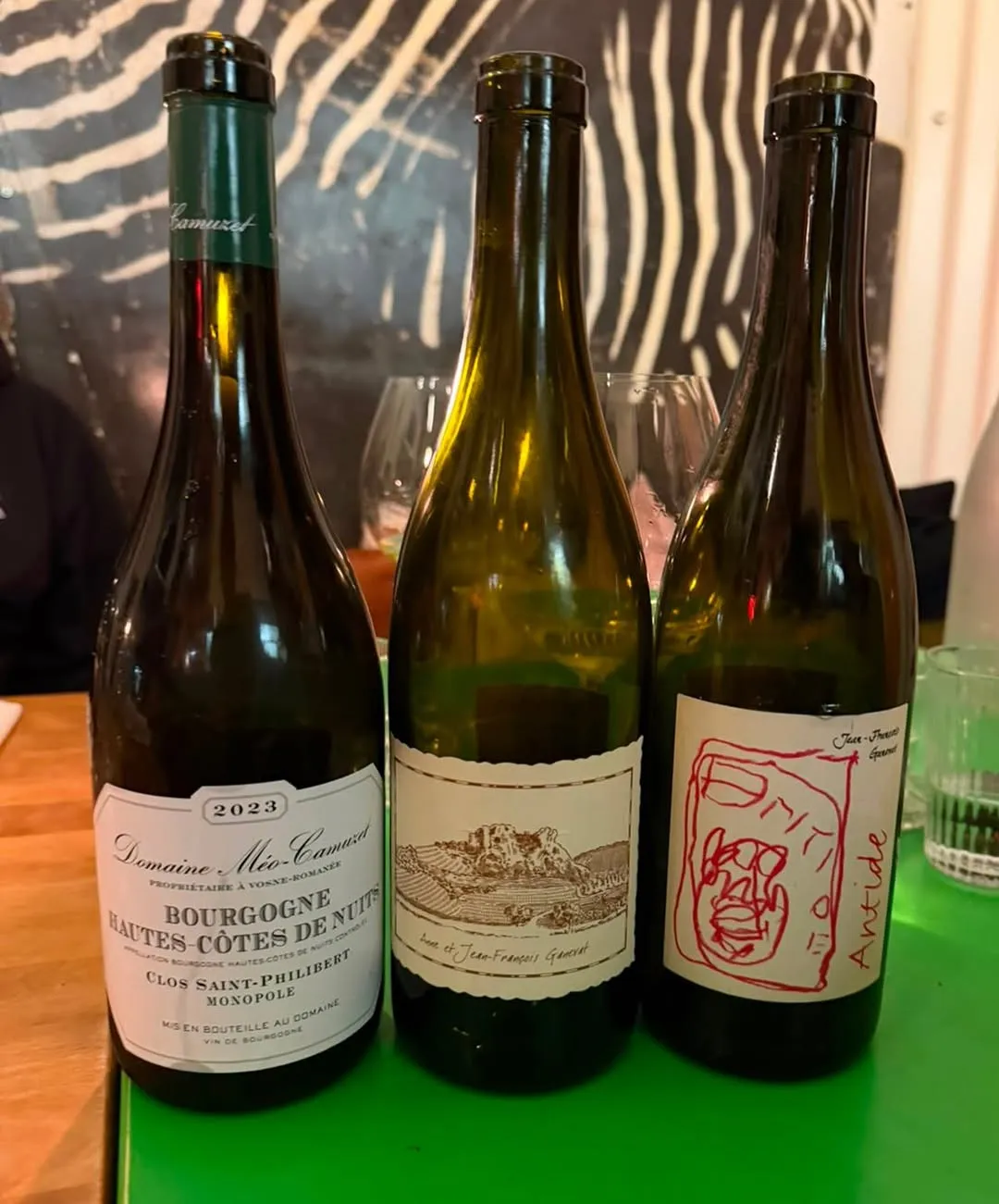 Tres botellas de vino sobre una mesa.