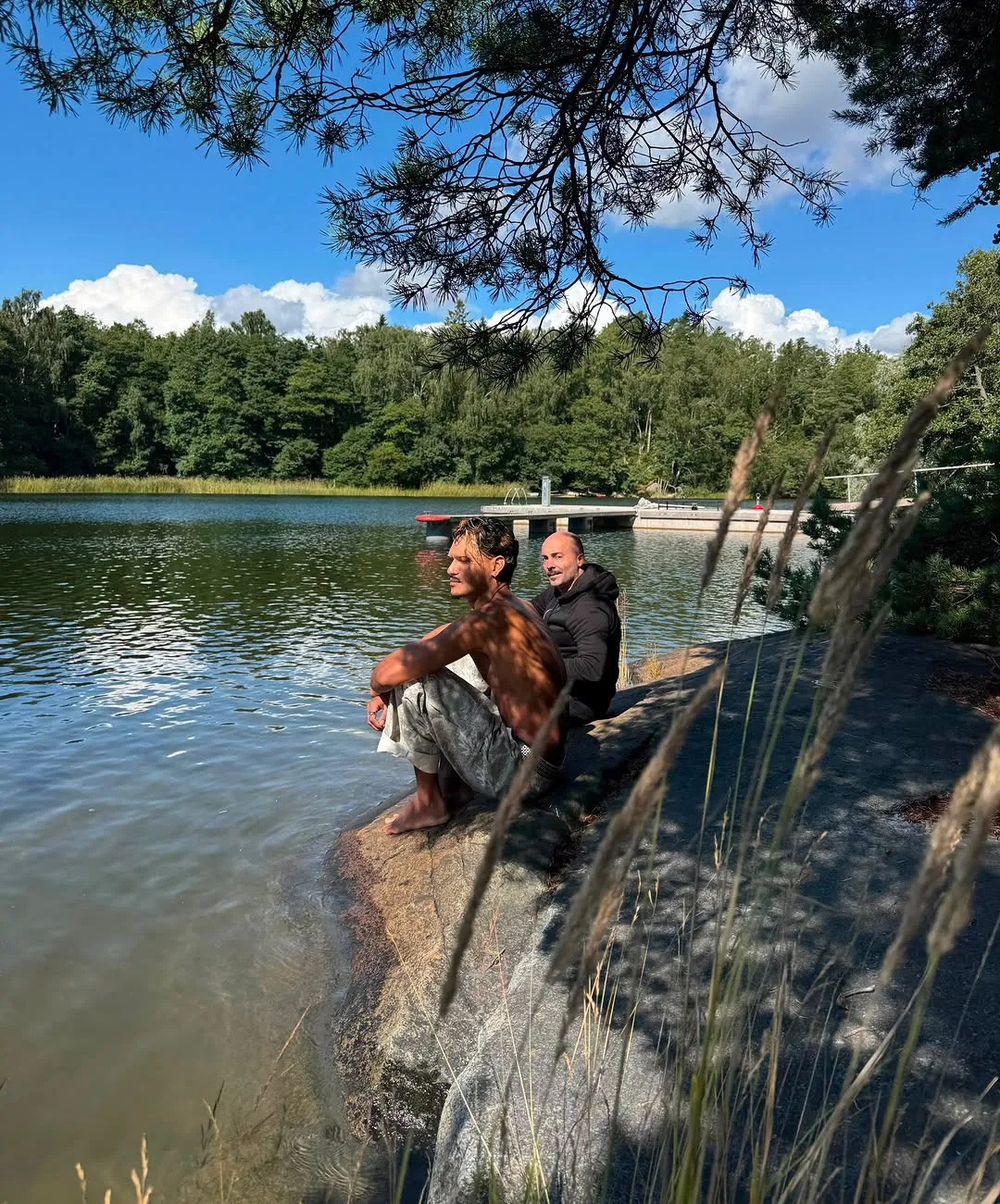 Junto a un lago, entre árboles.
